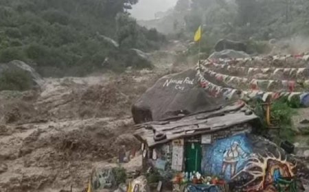 ഹിമാചൽ പ്രദേശിൽ മേഘവിസ്ഫോടനവും മിന്നൽ പ്രളയവും: കാണാതായ പത്തുപേർക്ക് വേണ്ടി രക്ഷാപ്രവർത്തനം തുടരുന്നു