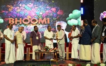 ഡിജിറ്റൽ സർവേയിലൂടെ ഭൂപരിഷ്ക്കരണ നടപടികളിൽ കേരളം പുതിയൊരു ഘട്ടത്തിലേക്ക് വളരുകയാണ്. ‘ഭൂമി' ദേശീയ കോൺക്ലേവ് മുഖ്യമന്ത്രി പിണറായി വിജയൻ ഉദ്ഘാടനം ചെയ്തു