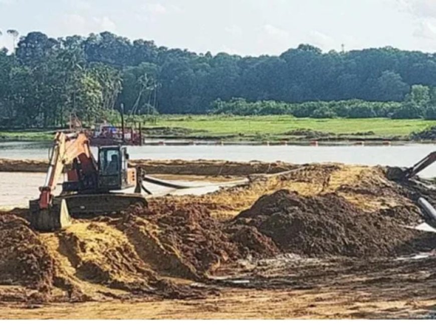 അരുവിക്കര ഡാമിലെ സംഭരണശേഷി വർധിപ്പിക്കാൻ നടപടിതുടങ്ങി.  റിസർവോയറിൽ അടിഞ്ഞുകൂടിയ എക്കൽമണ്ണും ചെളിയും പാഴ്ച്ചെടികളും നീക്കാൻ തുടങ്ങി