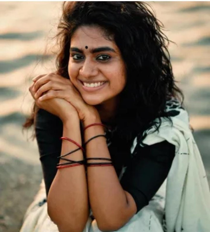 ഇരുണ്ട നിറം കാരണം എനിക്ക് കളിയാക്കലുകൾ നേരിടേണ്ടി വന്നു, നടിയാകണമെന്ന് ഞാൻ പറഞ്ഞപ്പോൾ അവർ ചിരിച്ചു: നിമിഷ സജയൻ