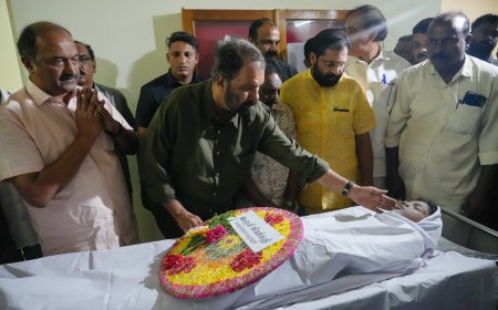 *കൊല്ലം തേവലക്കര ബോയ്സ്  ഹൈസ്ക്കൂളിലെ എട്ടാം ക്ലാസ് വിദ്യാർത്ഥി മിഥുന് പൊതു വിദ്യാഭ്യാസവും തൊഴിലും വകുപ്പ് മന്ത്രി വി ശിവൻകുട്ടി ആദരാഞ്ജലികൾ അർപ്പിക്കുന്നു.*