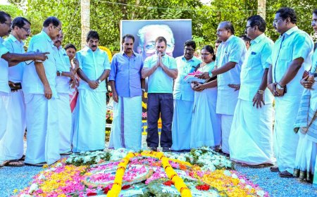കോൺഗ്രസ് നേതാവും മുൻമന്ത്രിയുമായിരുന്ന സി വി പത്മരാജന്റെ  സ്മൃതി കുടീരത്തിൽ രാഹുൽ ഗാന്ധി     പുഷ്പാർച്ചന  നടത്തി.