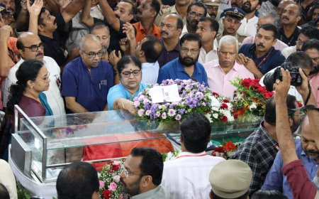 തിരുവനന്തപുരം ദർബാർഹാളിൽ പൊതുദർശനത്തിന് വെച്ച വി.എസിന്റെ ഭൗതികശരീരത്തിൽ ഉന്നതവിദ്യാഭ്യാസ സാമൂഹ്യനീതി വകുപ്പ് മന്ത്രി ഡോ:ആർ.ബിന്ദു അന്ത്യോപചാരമർപ്പിച്ചപ്പോൾ