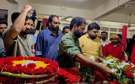 സഖാവ് വിഎസിന് ഡിവൈഎഫ്ഐ സംസ്ഥാന കമ്മിറ്റി അന്തിമോപചാരം അർപ്പിച്ചു. ഡിവൈഎഫ്ഐ സംസ്ഥാന സെക്രട്ടറി വി കെ സനോജ് പുഷ്പചക്രം സമർപ്പിച്ചു. സംസ്ഥാന പ്രസിഡൻ്റ് വി വസീഫ്, ട്രഷറർ എസ്. ആർ അരുൺ ബാബു.കേന്ദ്ര കമ്മിറ്റി അംഗങ്ങളായ എം ഷാജർ ഷിജുഖാൻ തുടങ്ങിയവർ ഒപ്പമുണ്ടായിരുന്നു.