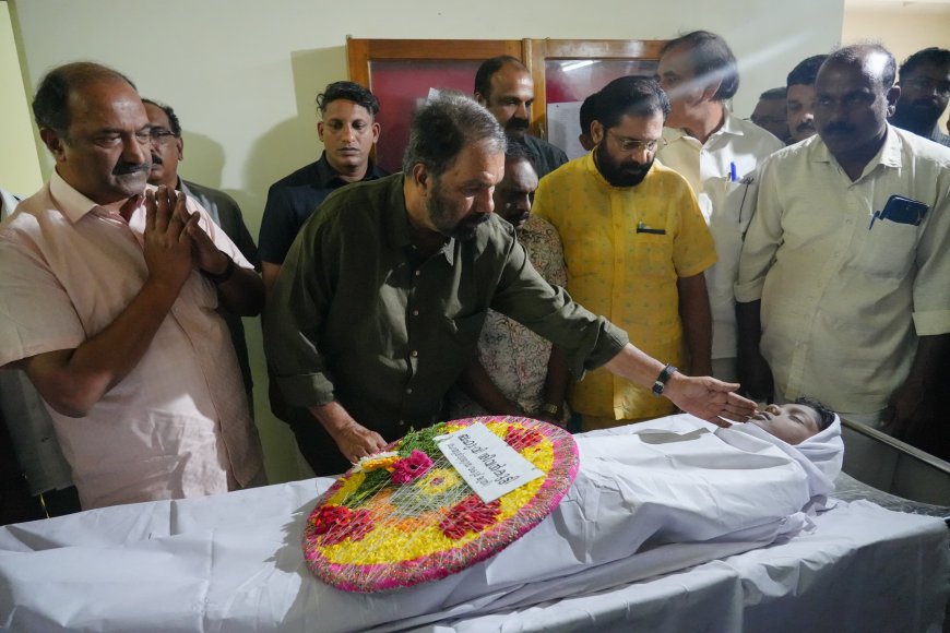 *കൊല്ലം തേവലക്കര ബോയ്സ്  ഹൈസ്ക്കൂളിലെ എട്ടാം ക്ലാസ് വിദ്യാർത്ഥി മിഥുന് പൊതു വിദ്യാഭ്യാസവും തൊഴിലും വകുപ്പ് മന്ത്രി വി ശിവൻകുട്ടി ആദരാഞ്ജലികൾ അർപ്പിക്കുന്നു.*