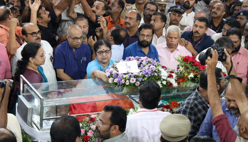 തിരുവനന്തപുരം ദർബാർഹാളിൽ പൊതുദർശനത്തിന് വെച്ച വി.എസിന്റെ ഭൗതികശരീരത്തിൽ ഉന്നതവിദ്യാഭ്യാസ സാമൂഹ്യനീതി വകുപ്പ് മന്ത്രി ഡോ:ആർ.ബിന്ദു അന്ത്യോപചാരമർപ്പിച്ചപ്പോൾ