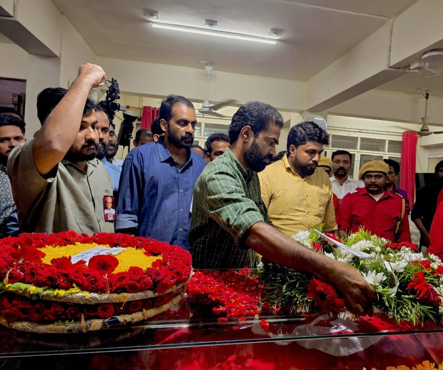 സഖാവ് വിഎസിന് ഡിവൈഎഫ്ഐ സംസ്ഥാന കമ്മിറ്റി അന്തിമോപചാരം അർപ്പിച്ചു. ഡിവൈഎഫ്ഐ സംസ്ഥാന സെക്രട്ടറി വി കെ സനോജ് പുഷ്പചക്രം സമർപ്പിച്ചു. സംസ്ഥാന പ്രസിഡൻ്റ് വി വസീഫ്, ട്രഷറർ എസ്. ആർ അരുൺ ബാബു.കേന്ദ്ര കമ്മിറ്റി അംഗങ്ങളായ എം ഷാജർ ഷിജുഖാൻ തുടങ്ങിയവർ ഒപ്പമുണ്ടായിരുന്നു.