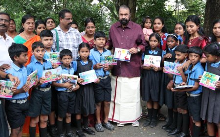 പാലോട് പച്ച ദേവസ്വം ബോർഡ് എൽ പി സ്കൂളിലെ നാലാം ക്ലാസിൽ പഠിക്കുന്ന 12 കുട്ടികൾ എഴുതിയ കൈപുസ്തകം മന്ത്രി വി.ശിവൻകുട്ടി പ്രകാശനം ചെയ്യുന്നു