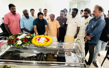 പ്രേംനസീറിന്റെ മകനും, നടനുമായ ഷാനവാസിന് സിപിഎം ജില്ലാ സെക്രട്ടറി അഡ്വ: വി. ജോയി എം.എൽ. എ അന്ത്യോപചാരം അർപ്പിച്ചപ്പോൾ.