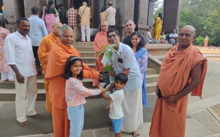 അന്‍പതില്‍പരം ഇനം ഫലവൃക്ഷത്തൈകള്‍ ശിവഗിരിയില്‍ സമര്‍പ്പിച്ച് സലിം നാരായണനും കുടുംബവും