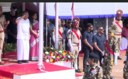 സ്വാതന്ത്ര്യനിറവില്‍ രാജ്യം: ‘ജനാധിപത്യം സംരക്ഷിക്കപ്പെടണം’; തിരുവനന്തപുരം സെന്‍ട്രല്‍ സ്റ്റേഡിയത്തില്‍ പതാക ഉയര്‍ത്തി മുഖ്യമന്ത്രി