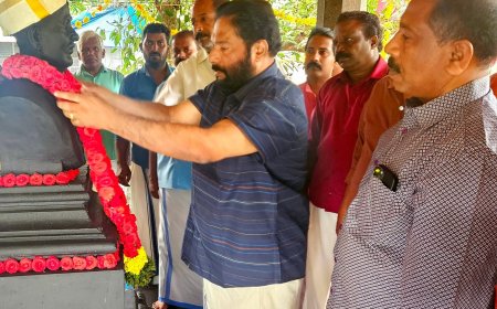 മഹാത്മാ അയ്യങ്കാളി ജന്മദിനത്തോടനുബന്ധിച്ച് സിപിഎം കോവളം ഏരിയ കമ്മിറ്റി സംഘടിപ്പിച്ച പരിപാടിയിൽ അയ്യങ്കാളിയുടെ ജന്മസ്ഥലം മുക്കോല പെരുംങ്കാറ്റുവിള അയ്യങ്കാളി സ്മൃതി മണ്ഡപത്തിൽസിപിഎം തിരുവനന്തപുരം ജില്ലാ സെക്രട്ടറി അഡ്വ:വി. ജോയി. എംഎൽഎ പുഷ്പാർച്ചന നടത്തിയപ്പോൾ