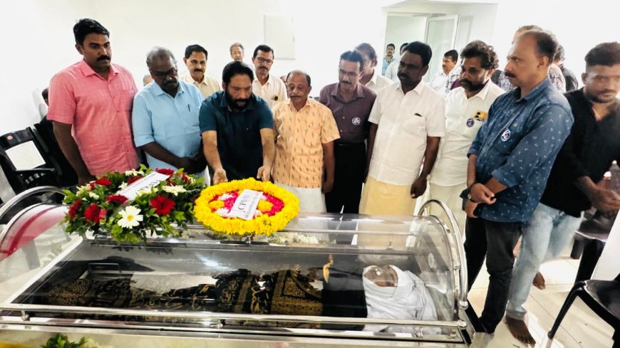 പ്രേംനസീറിന്റെ മകനും, നടനുമായ ഷാനവാസിന് സിപിഎം ജില്ലാ സെക്രട്ടറി അഡ്വ: വി. ജോയി എം.എൽ. എ അന്ത്യോപചാരം അർപ്പിച്ചപ്പോൾ.