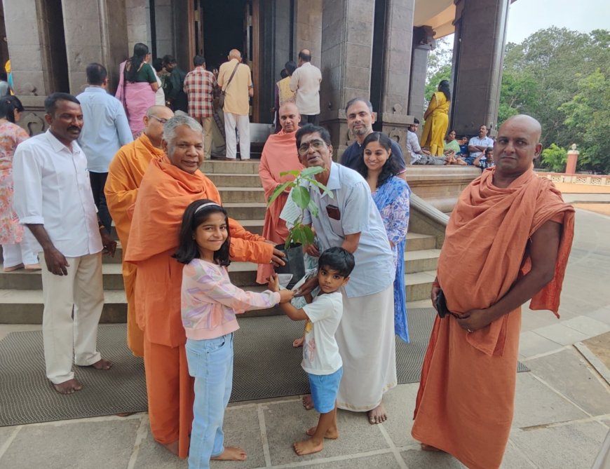 അന്‍പതില്‍പരം ഇനം ഫലവൃക്ഷത്തൈകള്‍ ശിവഗിരിയില്‍ സമര്‍പ്പിച്ച് സലിം നാരായണനും കുടുംബവും