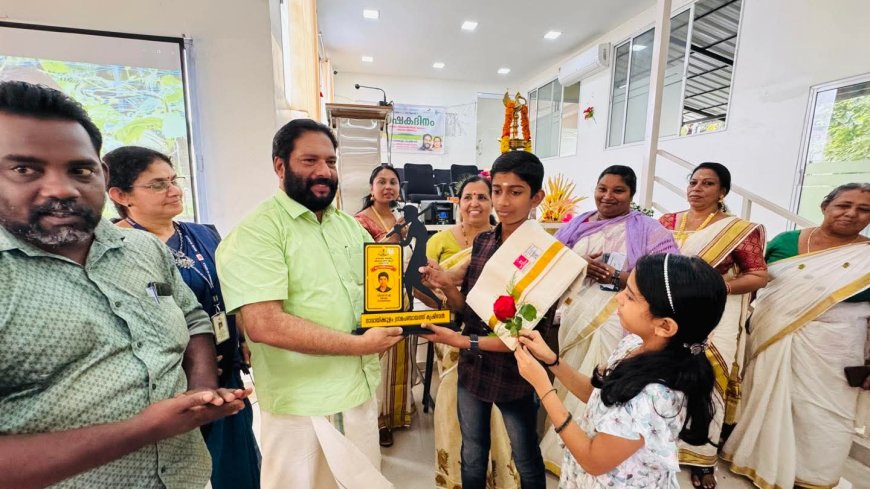 ചിങ്ങം ഒന്ന് കർഷക ദിനത്തോടനുബന്ധിച്ച് നാവായിക്കുളം കൃഷിഭവനും ഗ്രാമപഞ്ചായത്തും സംയുക്തമായി സംഘടിപ്പിച്ച കർഷക ദിനാചരണത്തിന്റെ ഉദ്ഘാടനവും വിവിധ മേഖലകളിലെ കർഷകർക്കുള്ള ആദരവും സി പി എം ജില്ലാ സെക്രട്ടറി അഡ്വ:വി. ജോയി എം എൽ എ നിർവഹിച്ചു.