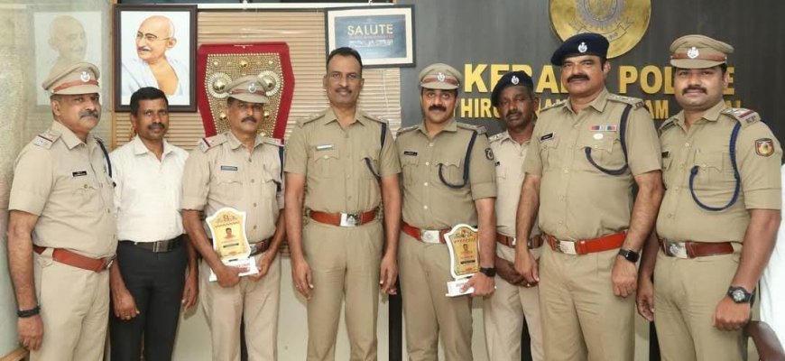 പോലീസ് ഉദ്യോഗസ്ഥരെ   ഉപഹാരം നൽകി ആദരിച്ചു
