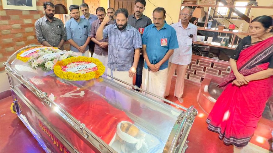 സഖാവ് ഇ എം എസിന്റെ മകൾ ഡോ: മാലതി ദാമോദരന് സിപിഎം ജില്ലാ സെക്രട്ടറി അഡ്വ: വി. ജോയി എം. എൽ.എ അന്ത്യോപചാരമർപ്പിക്കുന്നു