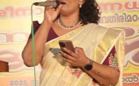 ശിവഗിരി നവരാത്രി മണ്ഡപത്തിൽ ഏഷ്യാനെറ്റ് സ്റ്റാർ സിംഗർ സീസൺ 3 വിജയിയും തെന്നിന്ത്യൻ പിന്നണി ഗായികയുമായ സോണിയ ആമോദ് നയിച്ച ഗാനാഞ്ജലി.