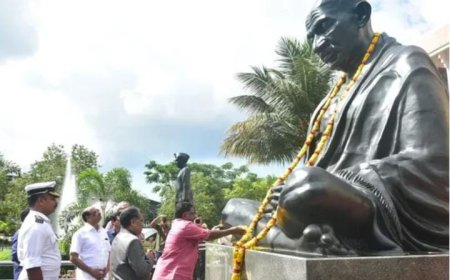 ഗാന്ധി ജയന്തി: മഹാത്മാഗാന്ധിയുടെ പ്രതിമയിൽ നിയമസഭാ ഡെപ്യൂട്ടി സ്പീക്കർ പുഷ്പാർച്ചന നടത്തി