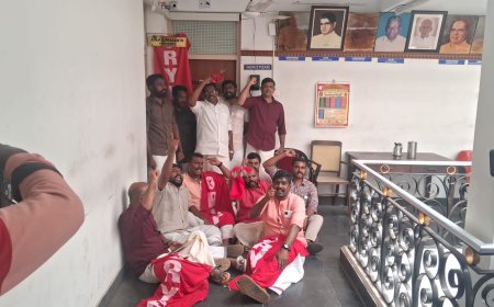 ശബരിമലസ്വർണ്ണ പാളി മോഷണം:  ആർ വൈ എഫ്തിരുവിതാംകൂർ ദേവസ്വം ബോർഡ് ഓഫീസിൽ ( തിരുവനന്തപുരം, നന്ദൻകോട്)ദേവസ്വം പ്രസിഡൻ്റ് ചേമ്പറിന് മുന്നിൽ ഉപരോധിക്കുന്നു