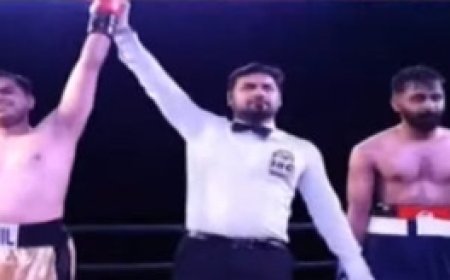 ഇടിക്കൂട്ടിലെ ജേതാവായി കോഴിക്കോട് കളക്ടർ; ബോക്സിങ് റിങിൽ കയറിയത് ‘വെല്ലുവിളിയാകാം ലഹരിയോട്’ എന്ന മുദ്രാവാക്യം ഉയര്‍ത്തി