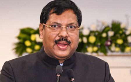 *ചീഫ് ജസ്റ്റിസിന് നേരെ ഷൂസെറിയാന്‍ ശ്രമിച്ച സംഭവം; അഭിഭാഷകനെ സസ്പെന്‍ഡ് ചെയ്ത് ബാര്‍ കൗണ്‍സില്‍*