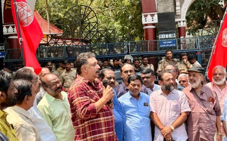 ദേവസ്വം എംപ്ലോയിസ് യൂണിയന്റെയും പെൻഷൻകാരുടെയും ദേവസ്വം ഓഫീസ് മാർച്ച് മുൻ.മന്ത്രി ഷിബുബേബിജോൺ ഉത്ഘാടനം ചെയ്യുന്നു.