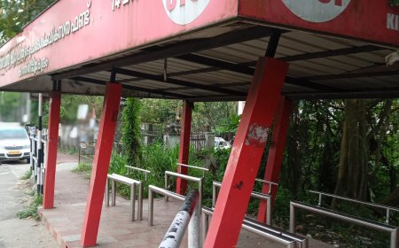 അധികൃതർ കാണുന്നില്ലേ ഈ ബസ് കാത്തിരിപ്പ് കേന്ദ്രം