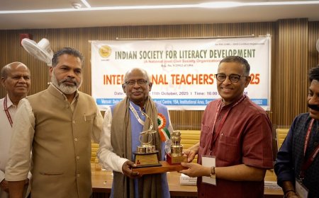 പ്രവാസി ബന്ധു ഡോ. അഹമ്മദിന്ബെസ്റ്റ് ലീഡർഷിപ്പ് അവാർഡ് നൽകി.