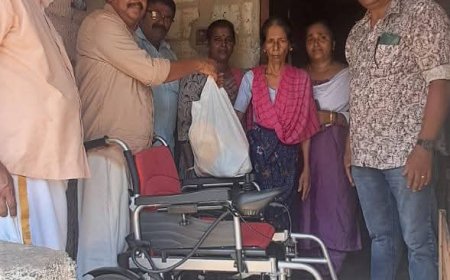 ഫോട്ടോ :സഖാവ് അലിയാരിൻ്റെ ഇരുപതാം ചരമ വാർഷിക ദിനവുമായി ബന്ധപ്പെട്ട് എം അലിയാർ ചാരിറ്റബിൾ സൊസൈറ്റി പാച്ചല്ലൂർ ഒലിപ്പ്നട ആനിക്ക് ഇലക്ട്രിക് വീൽചെയർ കൈമാറിയ പ്പോൾ.സൊസൈറ്റി സെക്രട്ടറി യും സി പി എം ഏര്യാ സെക്രട്ടറിയുമായ  അജിത്ത് സിപിഐഎം തിരുവല്ലം വെസ്റ്റ് ലോക്കൽ കമ്മിറ്റി സെക്രട്ടറി  കെ ആർ ഉണ്ണികൃഷ്ണൻ ചാരിറ്റബിൾ കോഡിനേറ്റർ പി ബിജു കമ്മിറ്റി വോളണ്ടിയർ കൺവീനർ ബീന, ' ജയൻ കോവളം ,അനിത,, അനൂപ് എന്നിവർ, സമീപം.