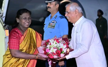 രാഷ്ട്രപതി ശ്രീമതി.ദ്രൗപദി മുര്‍മു കേരളത്തിൽ. തിരുവനന്തപുരം വിമാനത്താവളത്തിൽ ഗവർണർ രാജേന്ദ്ര വിശ്വനാഥ് അർലേക്കർ, മുഖ്യമന്ത്രി പിണറായി വിജയൻ ,കേന്ദ്ര സഹമന്ത്രി ജോർജ്ജ് കുര്യൻ എന്നിവർ ചേർന്ന് സ്വീകരിച്ചു.