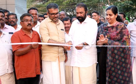 *കരമനയാറിന്റെ തീരത്ത് നവ്യാനുഭവമൊരുക്കി ആഴാങ്കൽ വാക്‌വേ; മന്ത്രി എം ബി രാജേഷ് ഉദ്ഘാടനം ചെയ്തു*