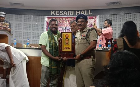 ജേർണലിസ്റ്റ് മീഡിയ ക്ലബ്ബിന്റെ നിറവ് 2025 ആദരവ് തിരുവനന്തപുരം എ എസ് പി എം കെ സുൽഫിക്കറിൽ നിന്ന് ദി പീപ്പിൾ ന്യൂസ്‌, സിറ്റി വോയിസ്,ഫസ്റ്റ് ജേർണൽ മീഡിയ, കേരള ന്യൂസ് മീഡിയ റിപ്പോർട്ടറും പാച്ചല്ലൂർ ഗവണ്മെന്റ് എൽ പി സ്കൂൾ പി ടി എ പ്രസിഡന്റുമായ എം ദൗലത് ഷാ ഏറ്റുവാങ്ങുന്നു.