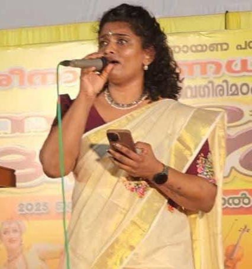 ശിവഗിരി നവരാത്രി മണ്ഡപത്തിൽ ഏഷ്യാനെറ്റ് സ്റ്റാർ സിംഗർ സീസൺ 3 വിജയിയും തെന്നിന്ത്യൻ പിന്നണി ഗായികയുമായ സോണിയ ആമോദ് നയിച്ച ഗാനാഞ്ജലി.