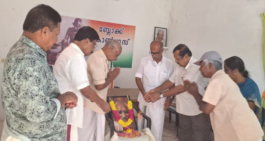 ഫോട്ടോ:ഗാന്ധി ജയന്തി ദിനത്തോടനുബന്ധിച്ച് വർക്കല ബ്ലോക്ക്‌ കോൺഗ്രസ്‌ കമ്മിറ്റി ഓഫീസിൽ ഗാന്ധിജിയുടെ ഛായ ചിത്രത്തിന് മുന്നിൽ വർക്കല ബ്ലോക്ക് കോൺഗ്രസ്‌ പ്രസിഡന്റ്‌ എം. എൻ. റോയിയുടെ നേതൃത്വത്തിൽ നടന്ന പുഷ്പാർച്ചന. കെ. രഘുനാഥൻ, കെ. സൂര്യപ്രകാശ്,രമണി, കൃഷ്ണകുമാർ, സുനിൽദത്ത് എന്നിവർ സമീപം.
