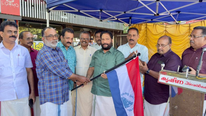 ഫോട്ടോ :കേരള സർക്കാർ നടപ്പിലാക്കിയ പ്രവാസി ക്ഷേമനിധിയിലേക്ക് കേന്ദ്രസർക്കാർ വിഹിതം അനുവദിക്കുക എന്ന ആവശ്യം ഉന്നയിച്ചുകൊണ്ട് കേരള പ്രവാസി സംഘം ഒക്ടോബർ 7,8 തീയതികളിൽ രാജ്ഭവന് മുന്നിൽ നടത്തുന്ന രാപ്പകൽ സമരത്തിന് മുന്നോടിയായി വെഞ്ഞാറമൂട്ടിൽ നിന്നും ആരംഭിച്ച തിരുവനന്തപുരം ജില്ല വാഹന പ്രചരണ ജാഥ സിപിഎം ജില്ലാ സെക്രട്ടറി   അഡ്വ:വി. ജോയി എം. എൽ. എ   ഉദ്ഘാടനം  ചെയ്യുന്നു.
