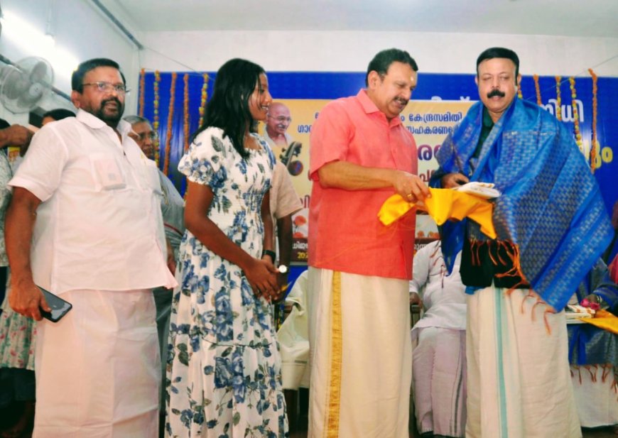 ഗായകൻ പട്ടം സനിത്തിനെ ആദരിച്ചു