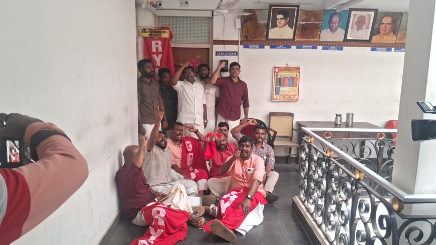 ശബരിമലസ്വർണ്ണ പാളി മോഷണം:  ആർ വൈ എഫ്തിരുവിതാംകൂർ ദേവസ്വം ബോർഡ് ഓഫീസിൽ ( തിരുവനന്തപുരം, നന്ദൻകോട്)ദേവസ്വം പ്രസിഡൻ്റ് ചേമ്പറിന് മുന്നിൽ ഉപരോധിക്കുന്നു