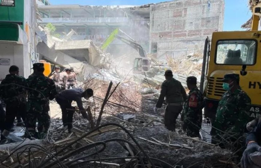 സ്കൂളിലെ പ്രാർത്ഥനക്കിടെ കെട്ടിടം തകർന്നുണ്ടായ അപകടത്തിൽ 54 വിദ്യാർഥികളുടെ മൃതദേഹം കണ്ടെത്തി. 13 പേർക്കായി തെരച്ചിൽ