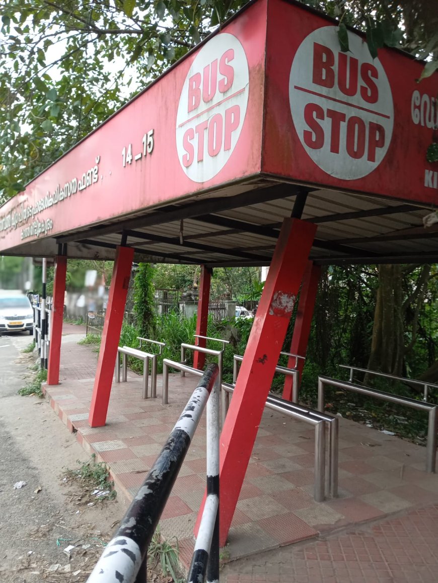 അധികൃതർ കാണുന്നില്ലേ ഈ ബസ് കാത്തിരിപ്പ് കേന്ദ്രം