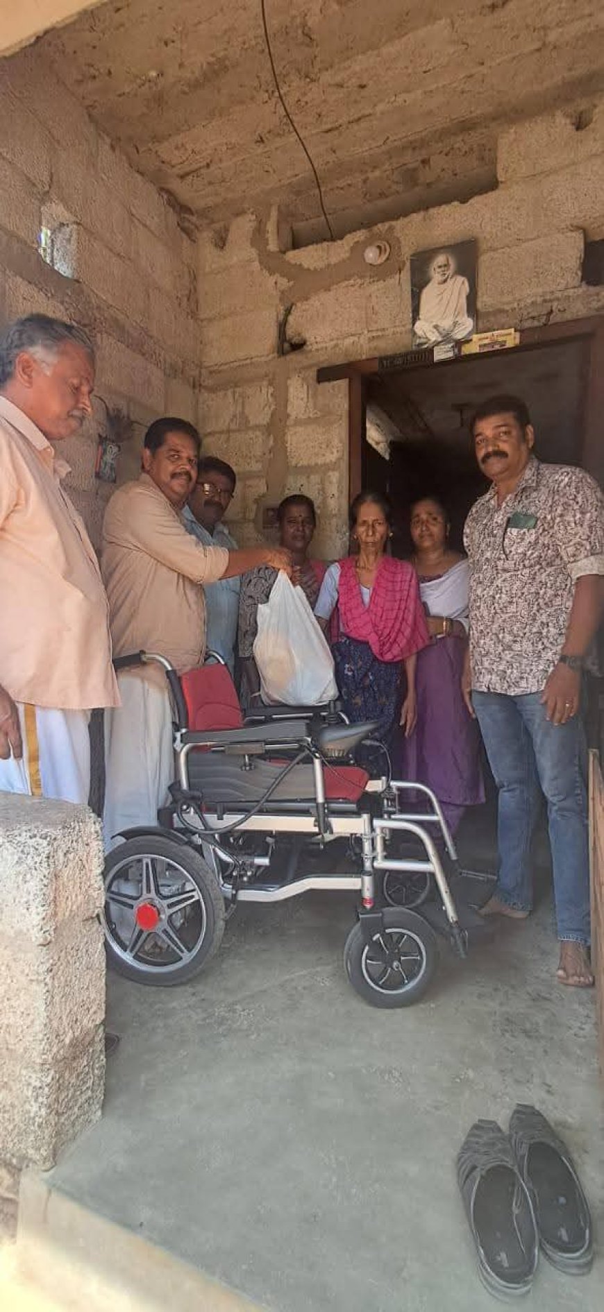 ഫോട്ടോ :സഖാവ് അലിയാരിൻ്റെ ഇരുപതാം ചരമ വാർഷിക ദിനവുമായി ബന്ധപ്പെട്ട് എം അലിയാർ ചാരിറ്റബിൾ സൊസൈറ്റി പാച്ചല്ലൂർ ഒലിപ്പ്നട ആനിക്ക് ഇലക്ട്രിക് വീൽചെയർ കൈമാറിയ പ്പോൾ.സൊസൈറ്റി സെക്രട്ടറി യും സി പി എം ഏര്യാ സെക്രട്ടറിയുമായ  അജിത്ത് സിപിഐഎം തിരുവല്ലം വെസ്റ്റ് ലോക്കൽ കമ്മിറ്റി സെക്രട്ടറി  കെ ആർ ഉണ്ണികൃഷ്ണൻ ചാരിറ്റബിൾ കോഡിനേറ്റർ പി ബിജു കമ്മിറ്റി വോളണ്ടിയർ കൺവീനർ ബീന, ' ജയൻ കോവളം ,അനിത,, അനൂപ് എന്നിവർ, സമീപം.