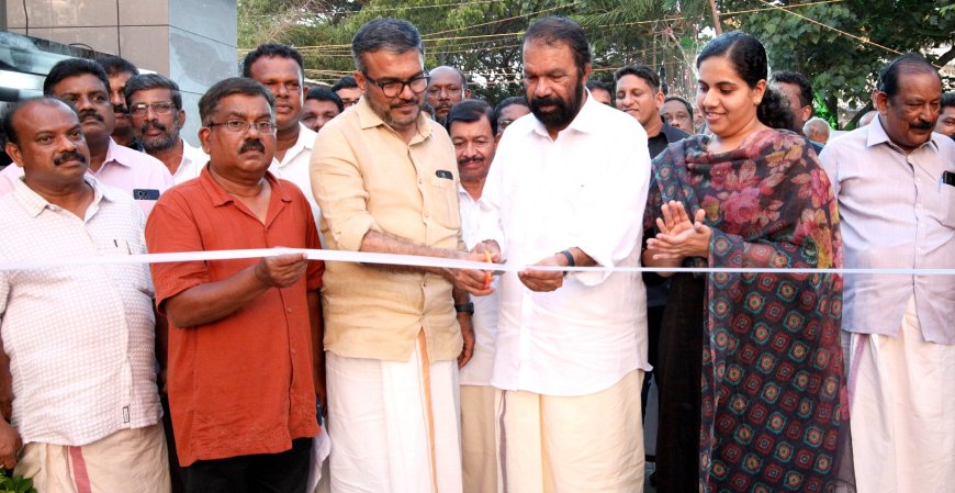 *കരമനയാറിന്റെ തീരത്ത് നവ്യാനുഭവമൊരുക്കി ആഴാങ്കൽ വാക്‌വേ; മന്ത്രി എം ബി രാജേഷ് ഉദ്ഘാടനം ചെയ്തു*