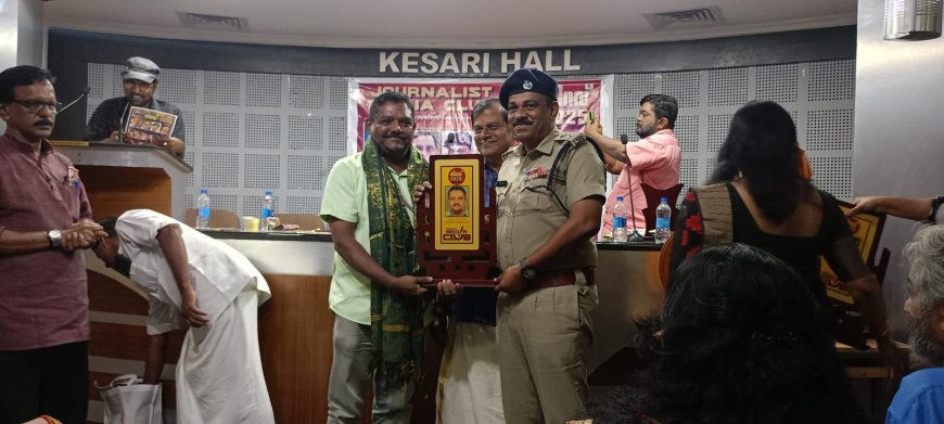 ജേർണലിസ്റ്റ് മീഡിയ ക്ലബ്ബിന്റെ നിറവ് 2025 ആദരവ് തിരുവനന്തപുരം എ എസ് പി എം കെ സുൽഫിക്കറിൽ നിന്ന് ദി പീപ്പിൾ ന്യൂസ്‌, സിറ്റി വോയിസ്,ഫസ്റ്റ് ജേർണൽ മീഡിയ, കേരള ന്യൂസ് മീഡിയ റിപ്പോർട്ടറും പാച്ചല്ലൂർ ഗവണ്മെന്റ് എൽ പി സ്കൂൾ പി ടി എ പ്രസിഡന്റുമായ എം ദൗലത് ഷാ ഏറ്റുവാങ്ങുന്നു.