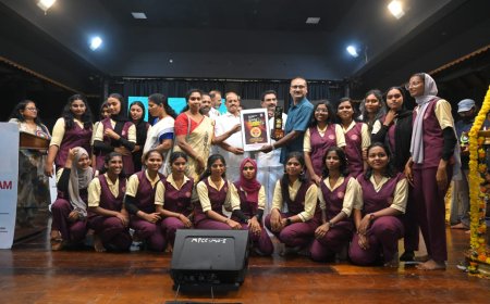 ഫോട്ടോ :കോവളം ഡോ :എ. പി ജെ അബ്ദുൽകലാം സ്റ്റഡി സെന്ററിന്റെ മികച്ച സ്കൂളിനുള്ള എക്സ്‌ലൻസ് കേരളീയം പുരസ്‌കാരം കേരള പിറവിദിനത്തിൽ വെങ്ങാനൂർ ഗേൾസ് ഹയർ സെക്കന്റ്റി സ്കൂൾ ഏറ്റുവാങ്ങിയപ്പോൾ.