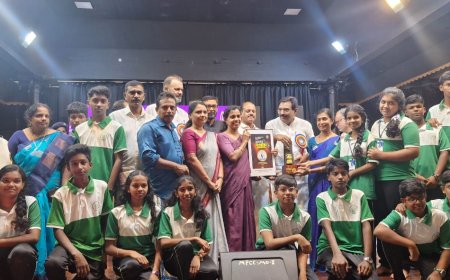 ഫോട്ടോ :കോവളം ഡോ. എ.പി.ജെ അബ്ദുൽ കലാം സ്റ്റഡി സെന്ററിന്റെ മികച്ച ഹരിത വിദ്യാല യത്തിനുള്ള കേരളീയം പുരസ്‌കാരം കേരള പിറവി ദിനത്തിൽ വെങ്ങാനൂർ ചാവടിനട ഗവണ്മെന്റ് മോഡൽ ഹയർസെക്കന്ററി സ്കൂൾ ഏറ്റുവാങ്ങിയപ്പോൾ.