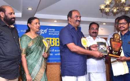 *തിരുവോണം ബംപര്‍ ജേതാവിനെ ധനകാര്യമന്ത്രി ആദരിച്ചു*