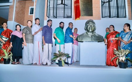 കുരിയോട്ടുമല ഡയറി ഫാമിൽ സ്ഥാപിച്ച ഇ.എം.എസ് പ്രതിമയുടെ അനാച്ഛാദനം മന്ത്രി എം.ബി രാജേഷ് നിർവഹിക്കുന്നു