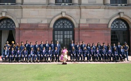 വനിതാ ക്രിക്കറ്റ് ലോകകപ്പ് ജേതാക്കളായ ഇന്ത്യൻ വനിതാ ക്രിക്കറ്റ് ടീമിലെ അംഗങ്ങൾ രാഷ്ട്രപതി ഭവനിൽ പ്രസിഡന്റ് ദ്രൗപതി മുർമുവിനെ സന്ദർശിച്ചു. 