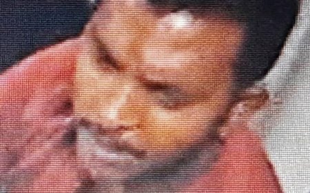 വർക്കലയിൽ പെൺകുട്ടിയെ ട്രെയിനിൽ നിന്നും തള്ളിയിട്ട സംഭവത്തിൽ രണ്ടാമത്തെ പെൺകുട്ടിയെ തള്ളിയിടാൻ ശ്രമിക്കുമ്പോൾ ആ കുട്ടിയെ രക്ഷിച്ച ആളാണ്‌.  പെൺകുട്ടിയുടെ ജീവൻ രക്ഷിച്ച ഇയാളെ ആദരിക്കുന്നതിനും പുരസ്‌കാരം നൽകുന്നതിനുമായി   ഇയാളെ റെയിൽവേ പോലീസ്  അന്വേഷിക്കുന്നു. ഇയാളെ കുറിച്ച് വിവരം കിട്ടുന്നവർ തിരുവനന്തപുരം റെയിൽവേ പോലീസിനെയോ... ഏതെങ്കിലും കേരളത്തിലെ ഏതെങ്കിലും സ്റ്റേഷനിലുള്ള റെയിൽവേ പോലീസിനെ അറിയിക്കുക