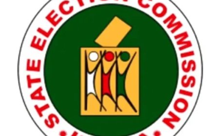 ജില്ലാ പഞ്ചായത്തിലേക്ക് മ ത്സരിക്കുന്ന സ്ഥാനാർഥി യുടെ പത്രിക തള്ളി, എൽ സിയെ നിർദേശിച്ച് പത്രിക യിൽ ഒപ്പിട്ടത് ഡിവിഷന് പു റത്തുള്ള വോട്ടർ. ഇതോടെ മത്സരം എൽഡിഎഫും ബി ജെപിയും തമ്മിലാകും